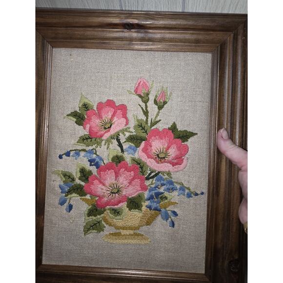 Vtg 60s Crewel Embroidery Pink Blue Flowers in a Vase Stitchery Framed 14" x 11" - Picture 4 of 5
